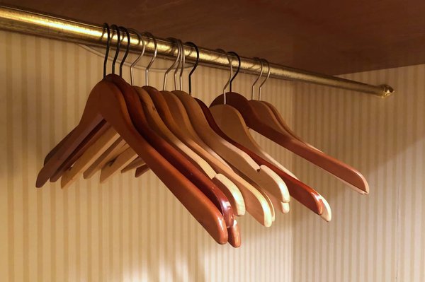 L'astuce rangement dans la chambre : la patere bois arbre