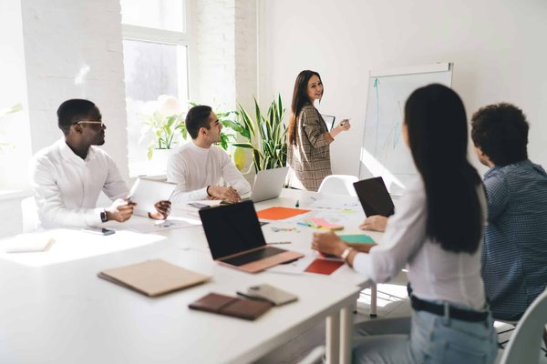 Quelles stratégies les municipalités peuvent-elles adopter pour réduire la pollution lumineuse et préserver la qualité du ciel nocturne ?