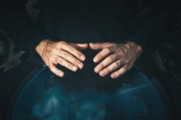 Quels sont les effets de la musique sur les émotions humaines selon différentes cultures ?