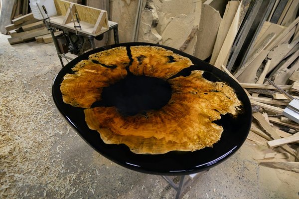 Créez un style chic: table bois résine époxy noir